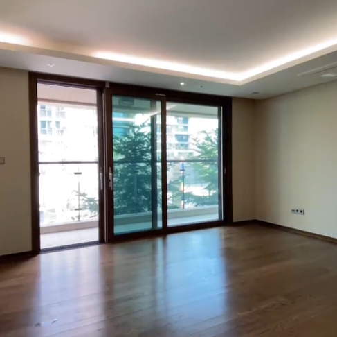 안방이 넓어서 가구를 놓아도 공간이 남아요.