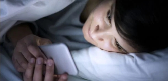 [스마트폰 중독] 제발 좀 취침 30분 전에는 이것 놓으세요! ㅣ "스마트폰, 암이나&nbsp;다른&nbsp;심각한&nbsp;건강상의&nbsp;위험 없어" FDA