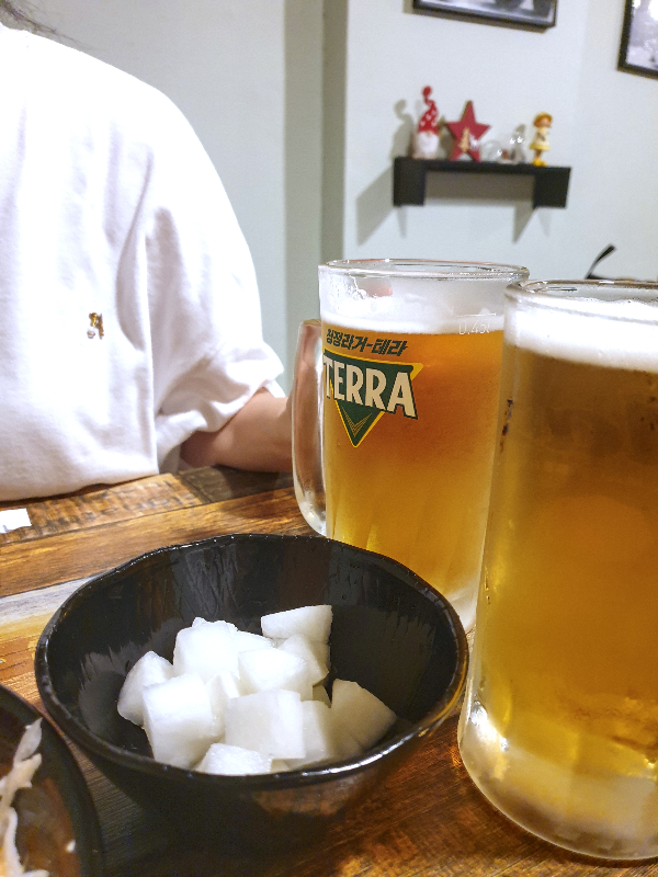 무와 함께 생맥주 두 잔이 서빙되어 나왔다.