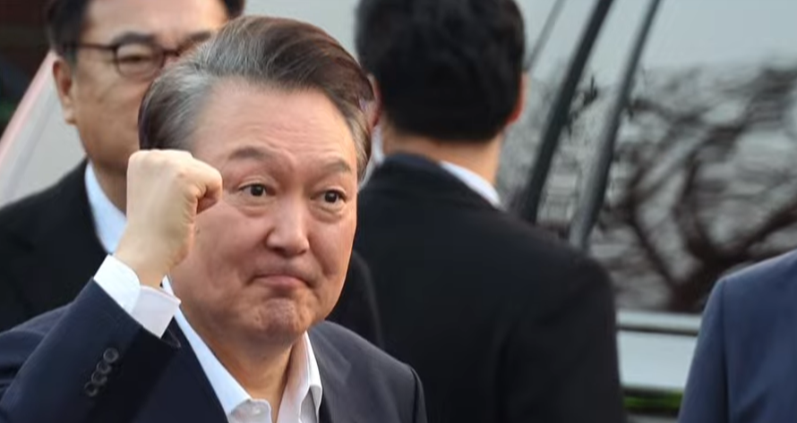 윤석렬 대통령이 석방 된 직후 지지자들에게 주먹을 불근 쥐어 보이고 있다.