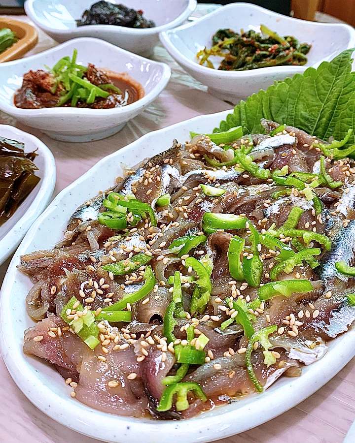 식객 허영만 백반기행 조성모 편 생 멸치회 정식 정성가득 계란말이 반찬 경주 맛집 소개