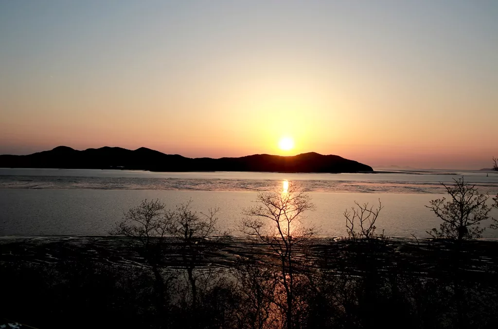 예단포 둘레길 마지막 지점에서 바라본 신시모도 위에서 내려오는 황홀한 일몰.