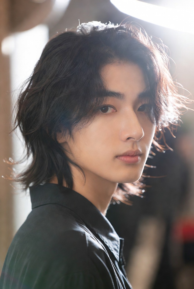 부드러운 웨이브가 들어간 남성 새도우 리프컷 스타일