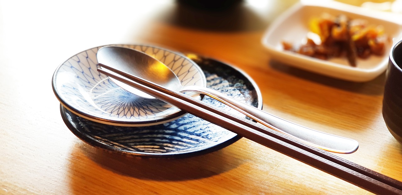 식탁위 반찬과 그릇 사진
