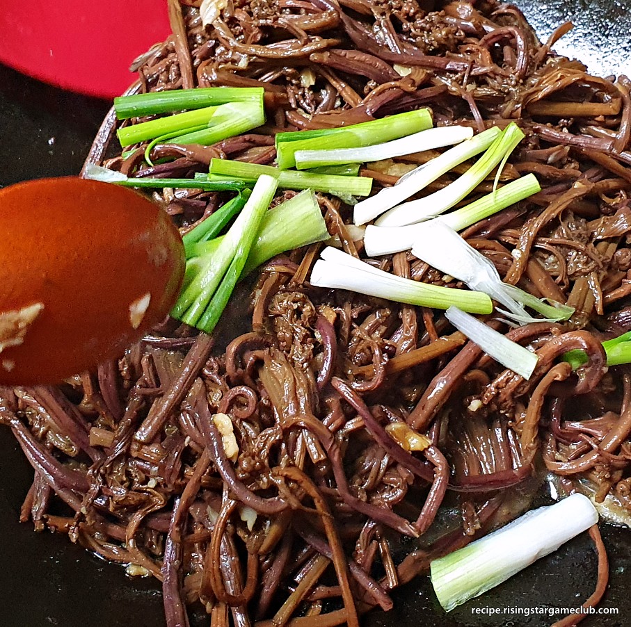 고사리나물을 볶는 중에 쪽파의 흰대 부분을 먼저 넣어주는 사진