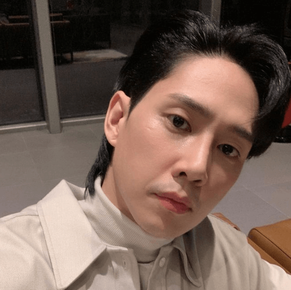 배우-박성훈이-흰색에-가까운-베이지색-옷을입고-셀카를-찍는-장면