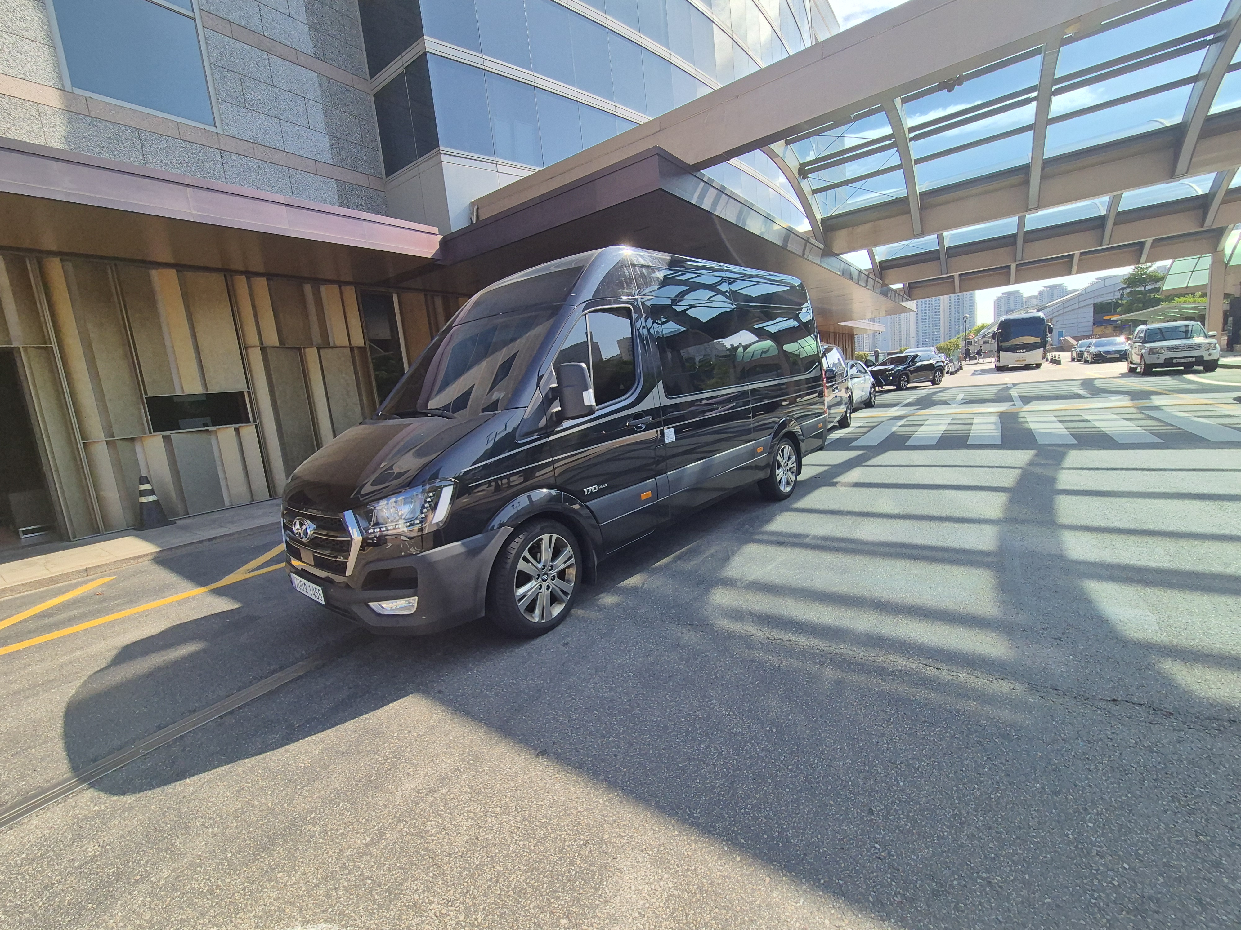 Airport transfer vehicle for visitors in Seoul