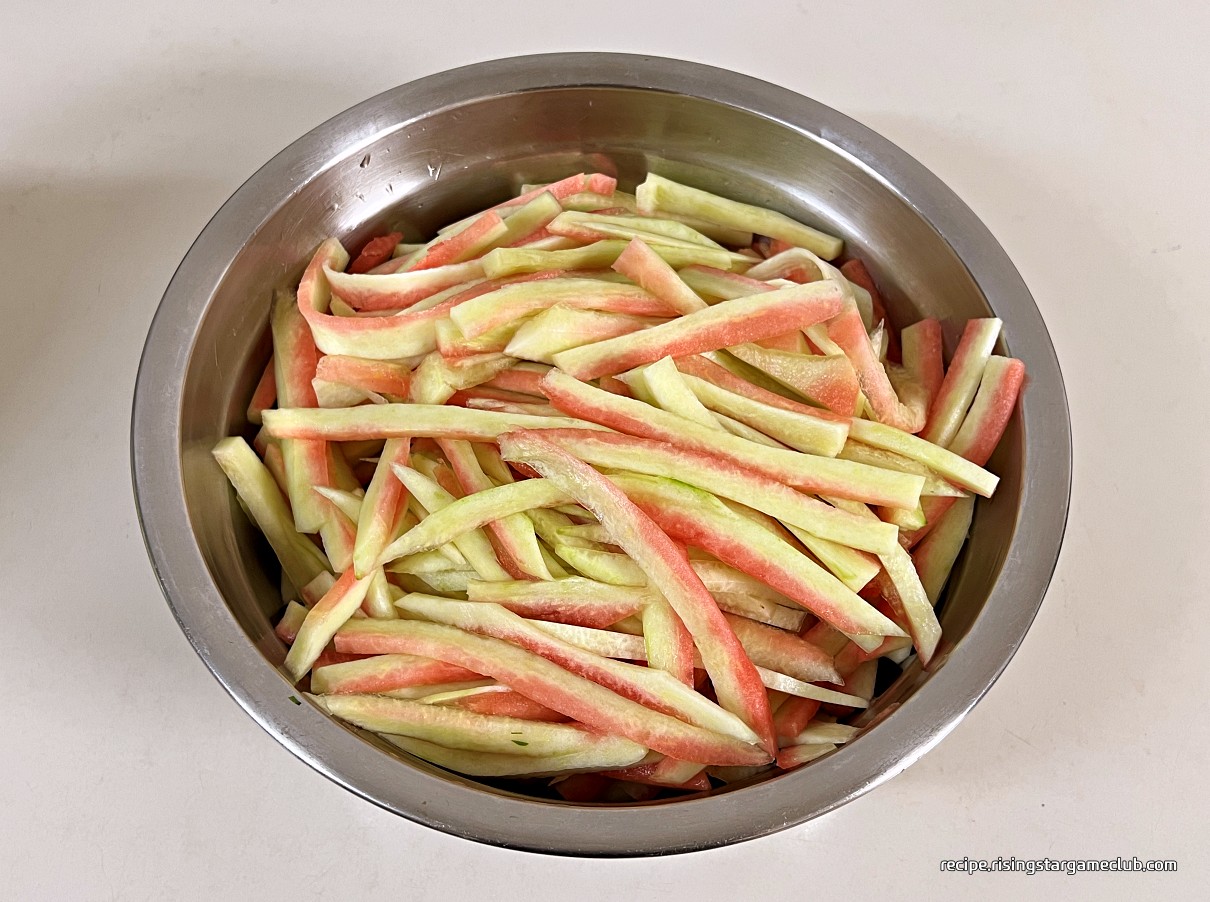 수박껍질(흰살) 무침에 들어갈 흰살을 채로 썰어 양푼에 모아둔 사진