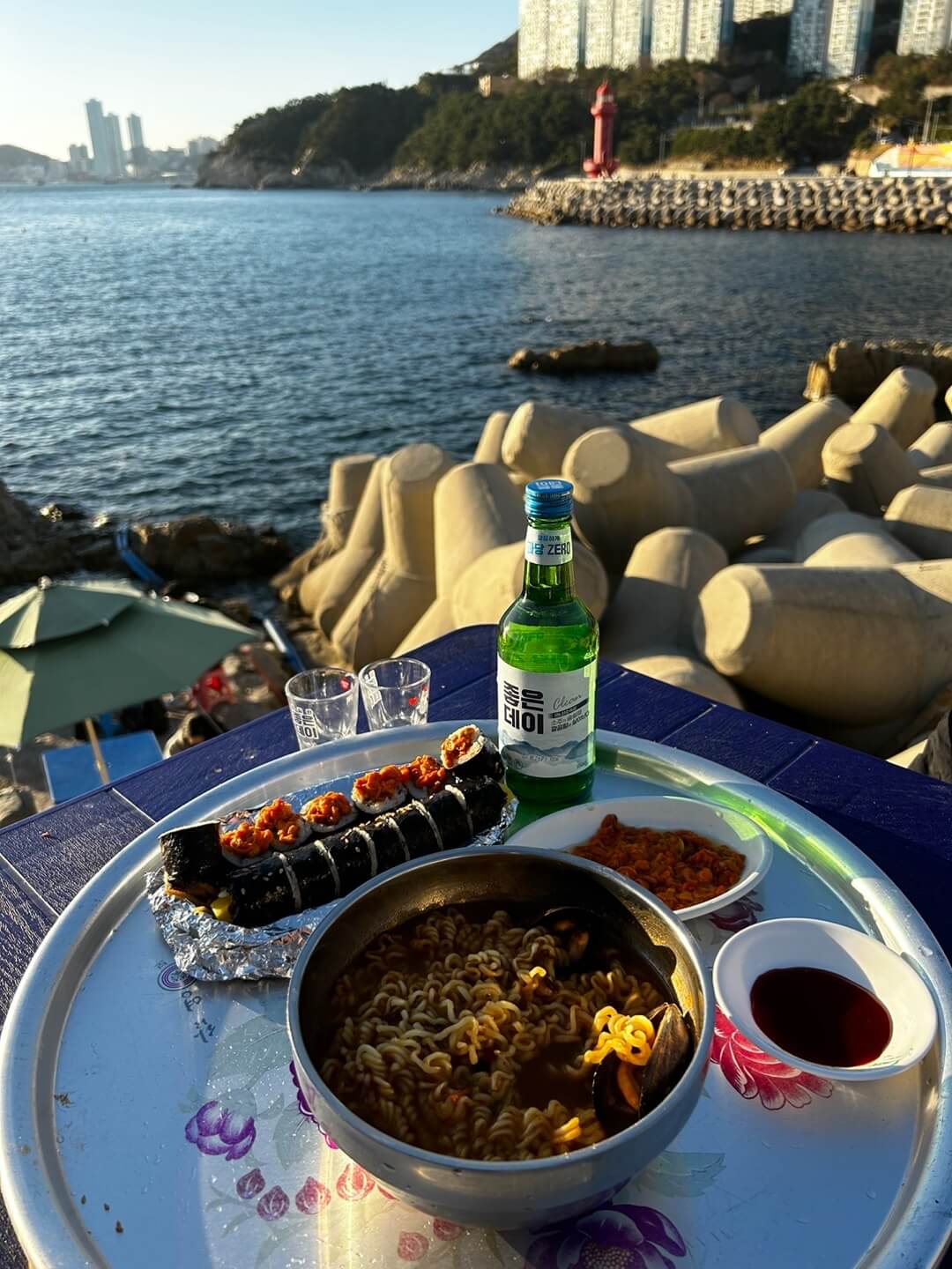 우니와 김밥 그리고 해물라면의 사진