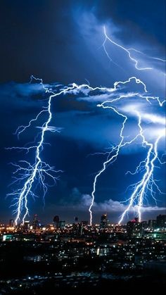 칠흙같이-검은-밤하늘에-도시-전체를-찢을듯이-하늘에서-지평선까지-3개의-번개가-도달하는-섬듯한-모습