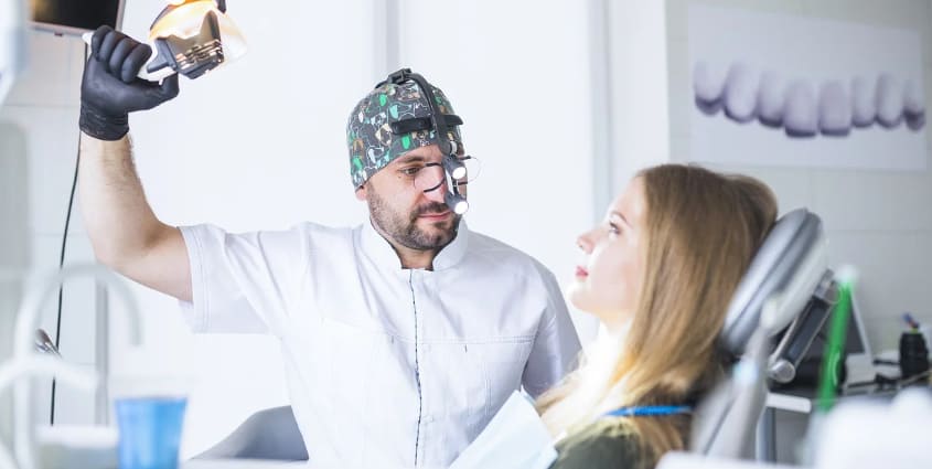 치과에서 진료를 받는 모습