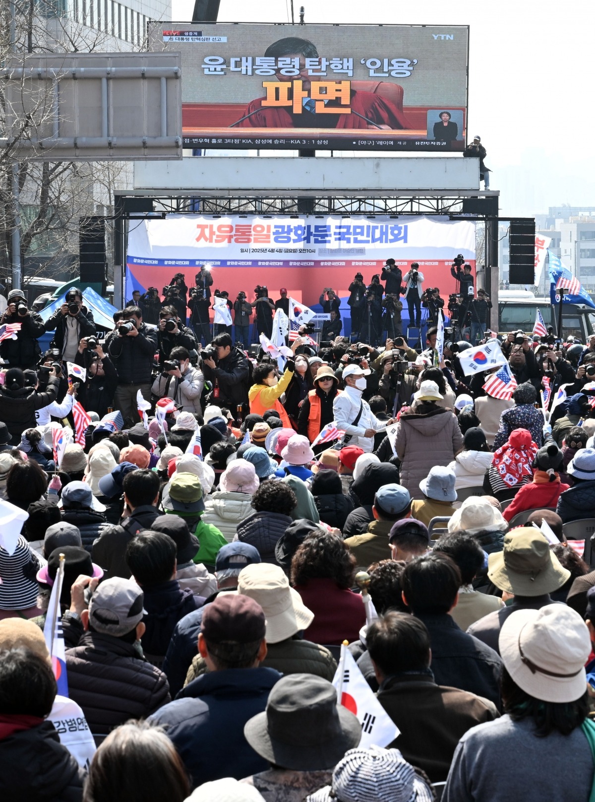S&P는 "예상치 못한 비상계엄 선포로 정치적 안정성에 대한 신뢰가 다소 손상됐으나, 신속한 계엄령 철회와 대응이 악영향을 완화했다"고 밝혔다.