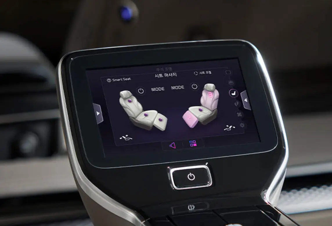 뒷좌석 의자의 모습이 비춰지는 디스플레이