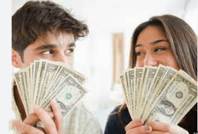 경기도 청년들이 경기지역화폐를 사용하며 청년기본소득 혜택을 누리는 모습