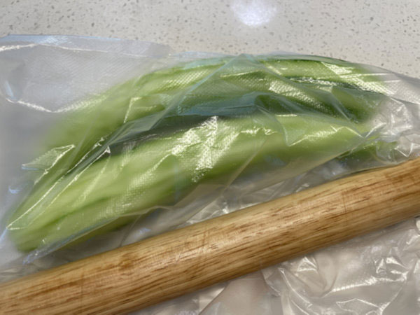 오이탕탕이 간단오이무침 - 오이와 밀대