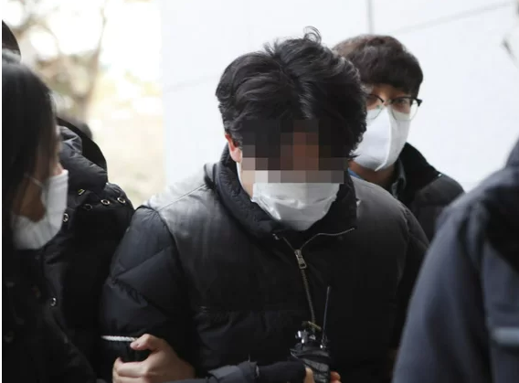 30대-배달원을-숨지게-만든-움주운전-뺑소니범이-경찰로-연행되고-있다.