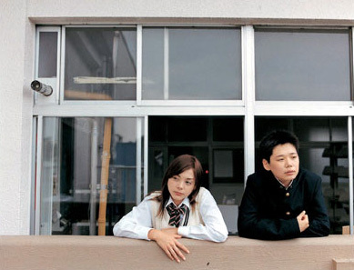 소년 하지메의 첫사랑 여학생과 함께 창문에 기대어 밖을 내다보는 모습