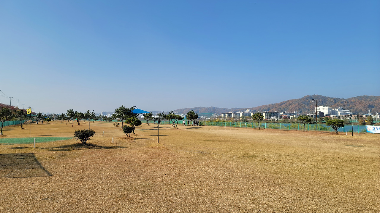 경상북도 안동시 강남로에 위치한 안동파크골프장은 정상동 파크골프장, 강남 강변파크골프장, 강남파크골프장, 안동2지구공원파크골프장 등 다양한 이름으로 지역민에게 불리는 곳 입니다.
