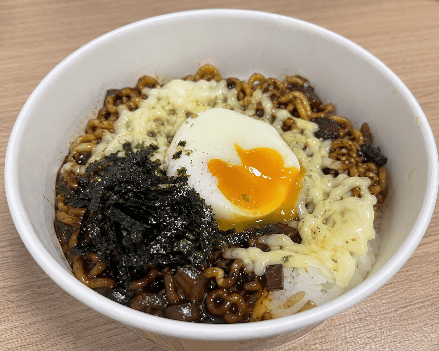 단짠의 진한 짜장 소스의 짜장라면 치즈계란밥