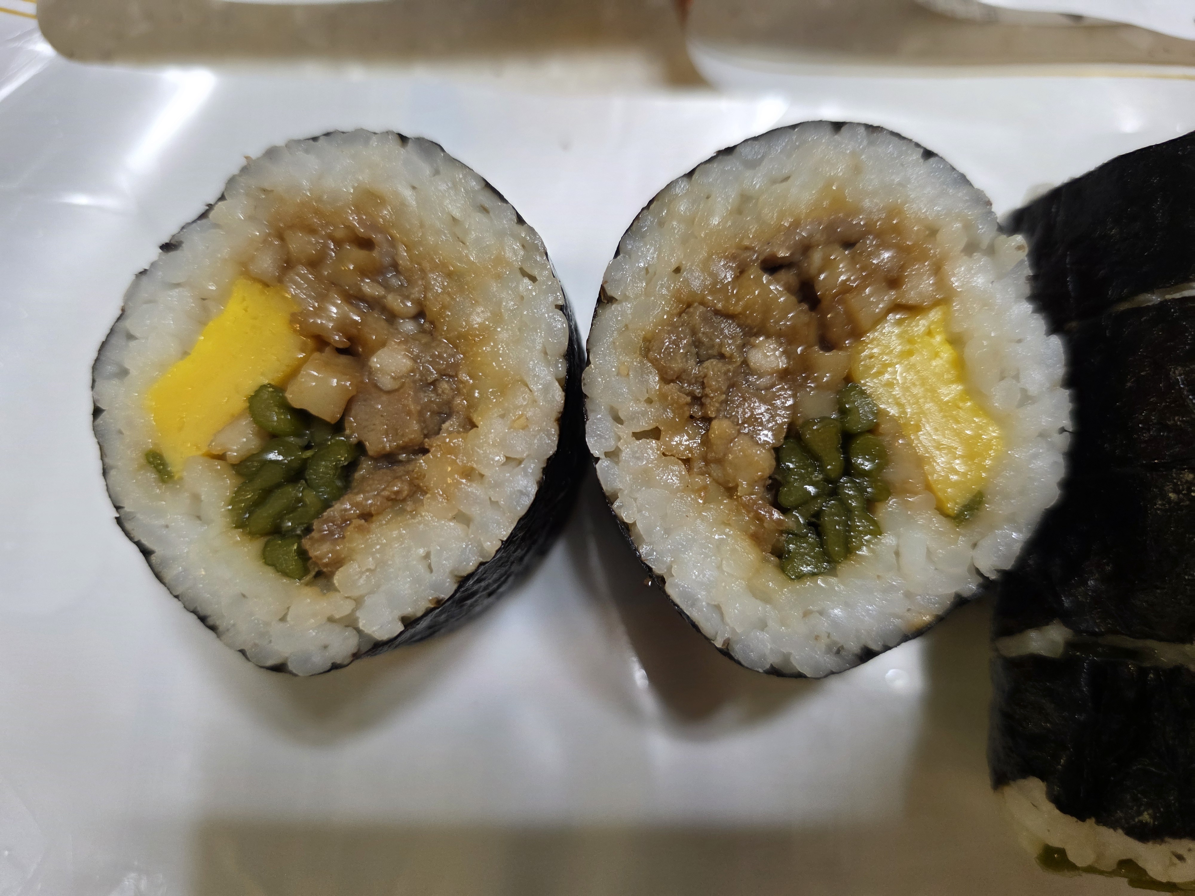 마늘쫑 한돈 불고기 김밥 단면 속재료
