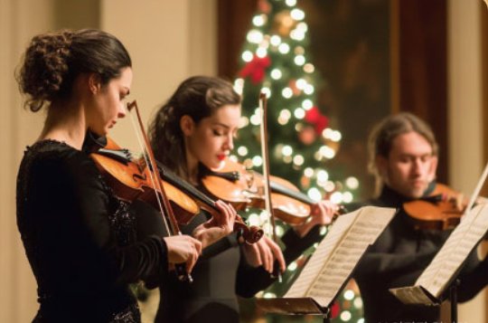더 현대 크리스마스 바이올린&amp;#44; 피아노 연주하는 사람 사진