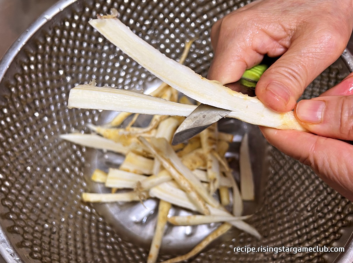 도라지를 먹기 좋은 크기로 자르는 사진