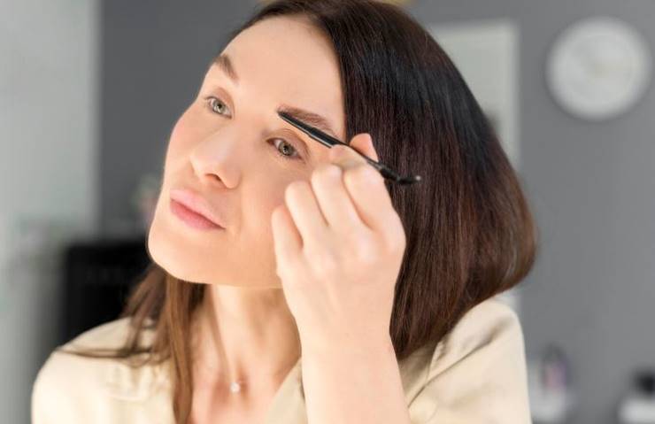 눈썹 다듬는 여자