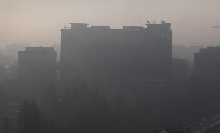 대기오염으로 스모그가 낀 도심 풍경 이미지