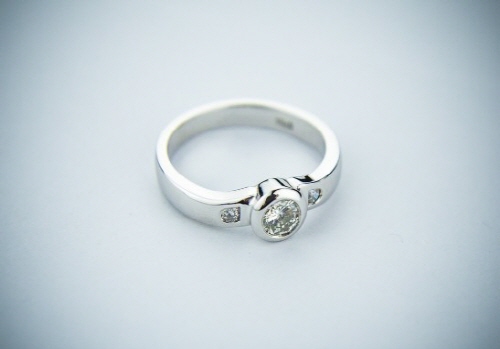 서로의 반쪽이 된다는 건, 같은 반지에 담긴 두 개의 마음을 나누는 일💞