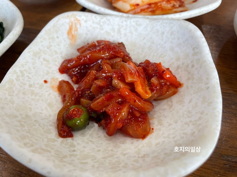 제주 구좌 전복 맛집 명진전복 - 기본찬 오징어젓갈