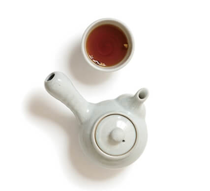 차 주전자와 감국다가 담긴 잔