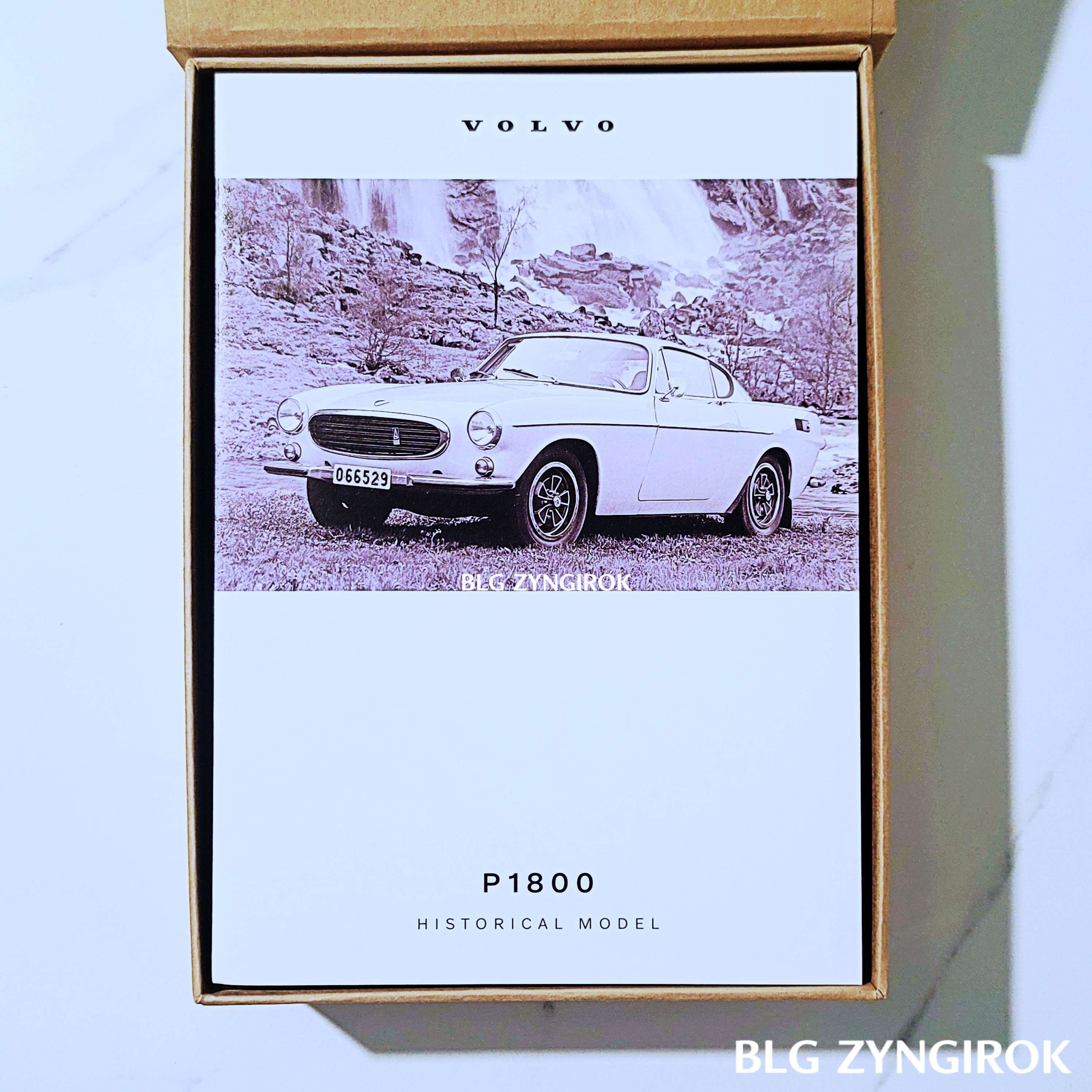 볼보 P1800 사진이 인쇄 돼 있다.