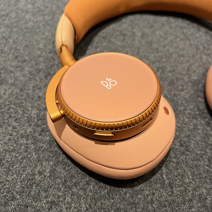 글라스 면 가장자리에 위치한 다이얼 형식의 컨트롤러(볼륨, 노이즈 캔슬링)