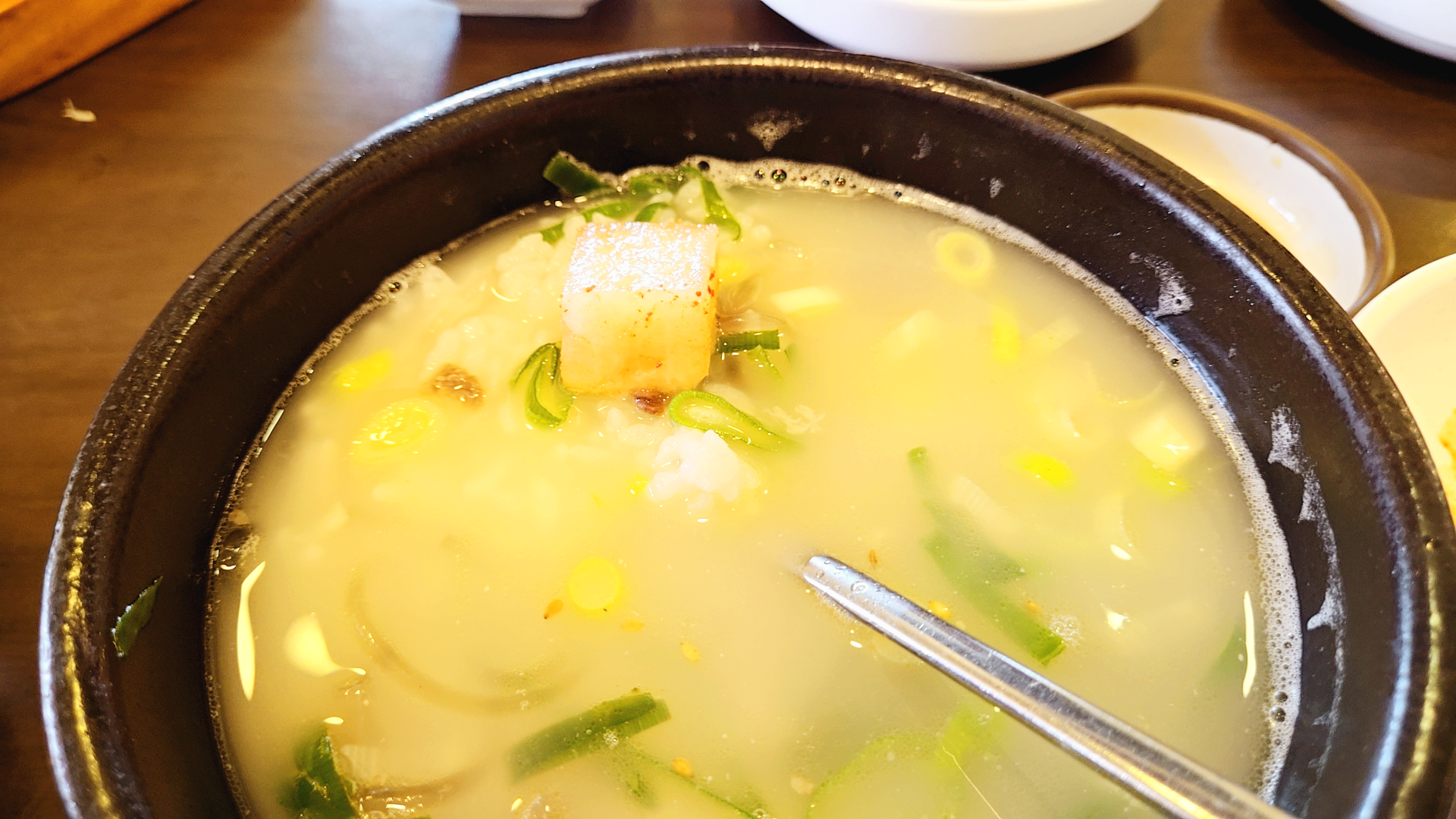 깍두기 올려 먹는 곰탕