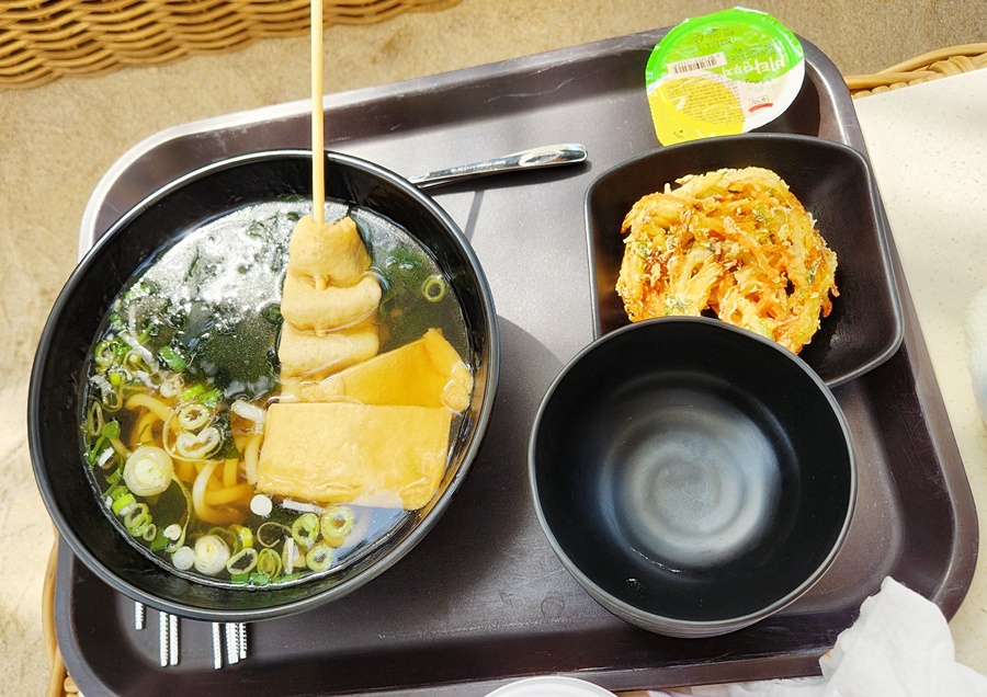 야채 튀김과 오댕이 들어간 우동