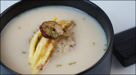 인삼과 대추가 들어간 삼계탕