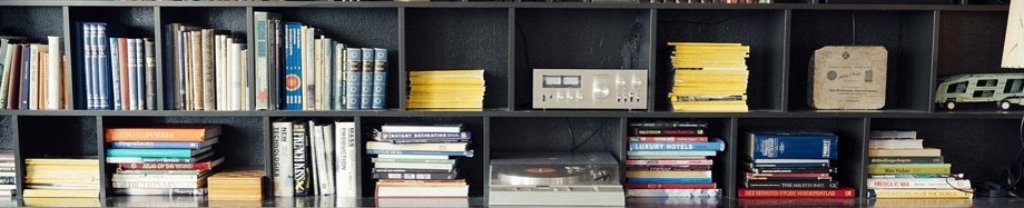 책꽂이에 책이 많이 있고 오디오가 있는사진