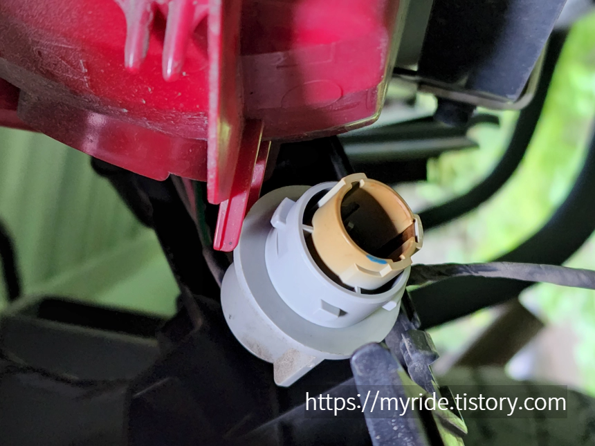 전구가 잘 안들어가면 180도 회전해서 넣어야 한다.