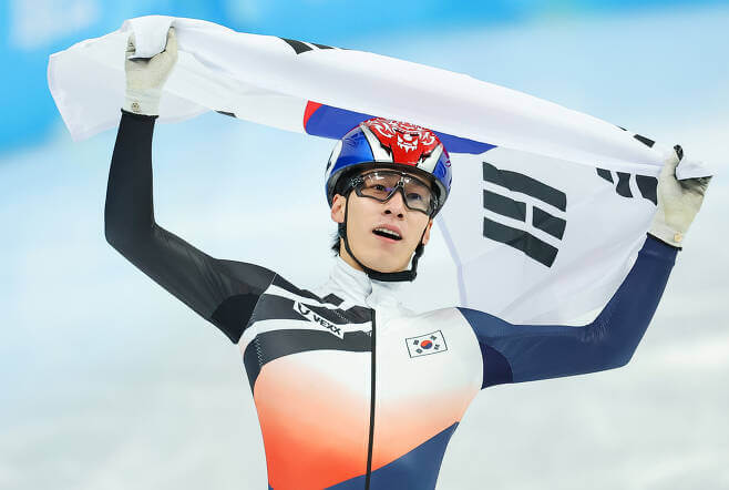 황대헌 선수가 대한민국 국기 들고 있는 모습