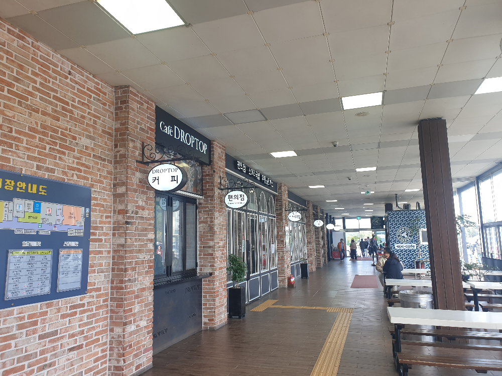 편의점과 카페 그리고 식당들. 작은 입간판들이 달려있다.