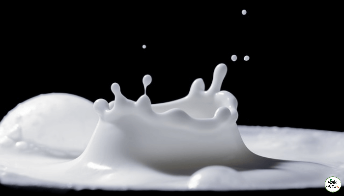 우유를 떨어뜨려 한방울이 튀어 오르는 모습