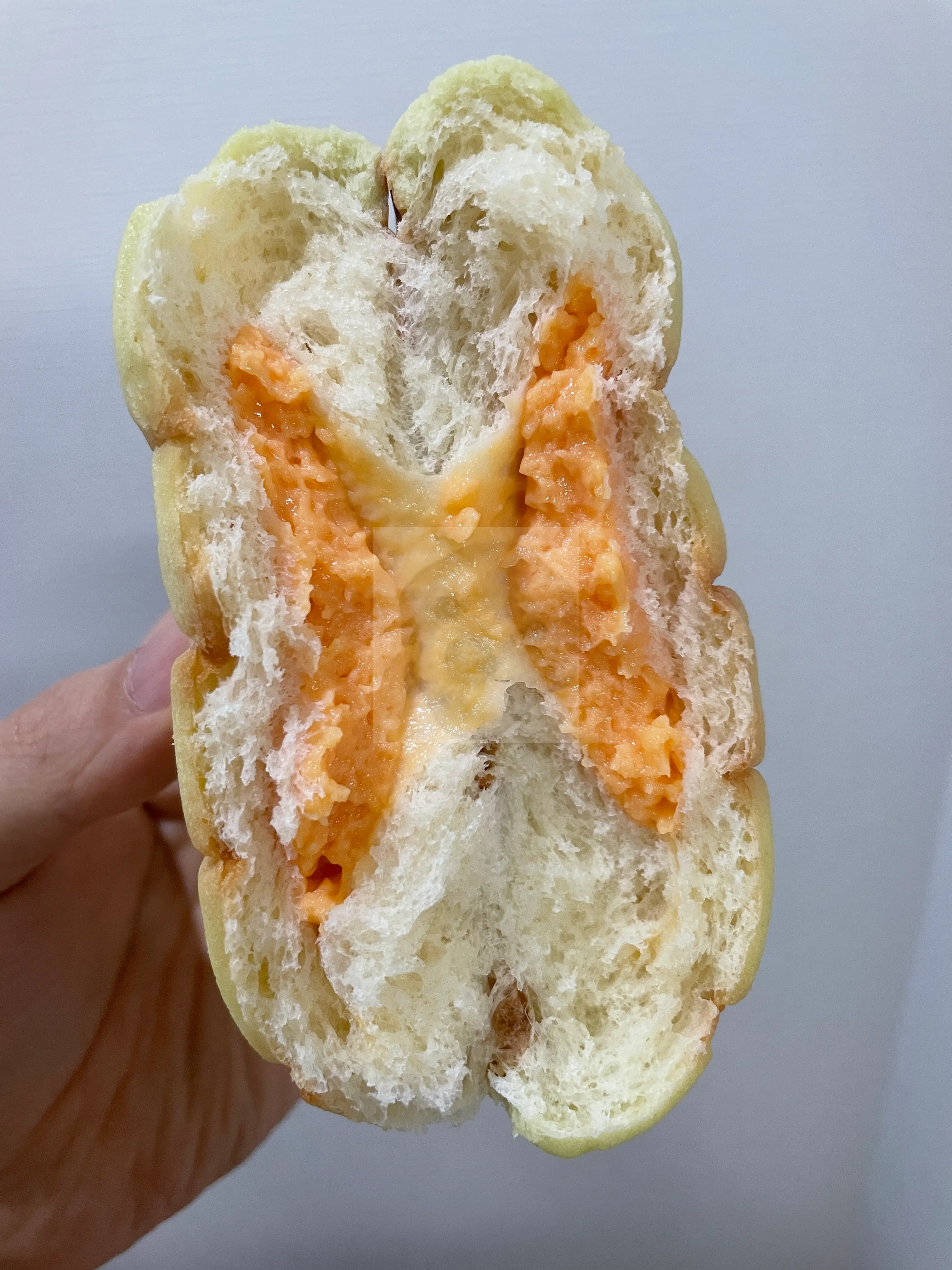 파리바게트 메론빵 반으로 쪼갠 사진