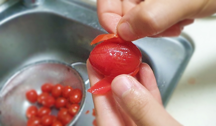 껍질을 벗긴 방울토마토