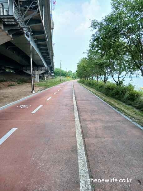 한강 자전거 도로와 아스팔트 인도