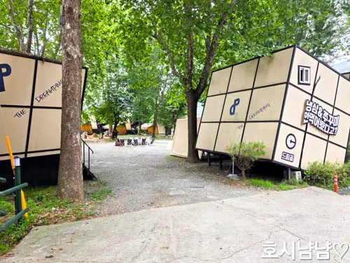 큐브모양의 캠핑 감성으로 시선을 사로잡은 인테리어