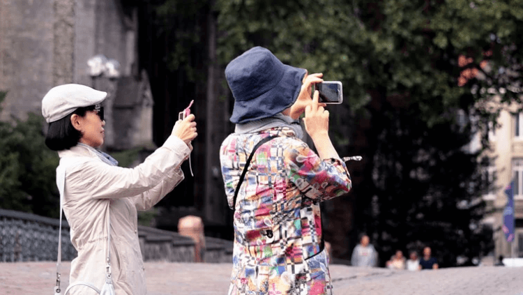 여행지에서-사진-촬영하고-있는-관광객