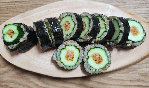 완성된 오이 김밥