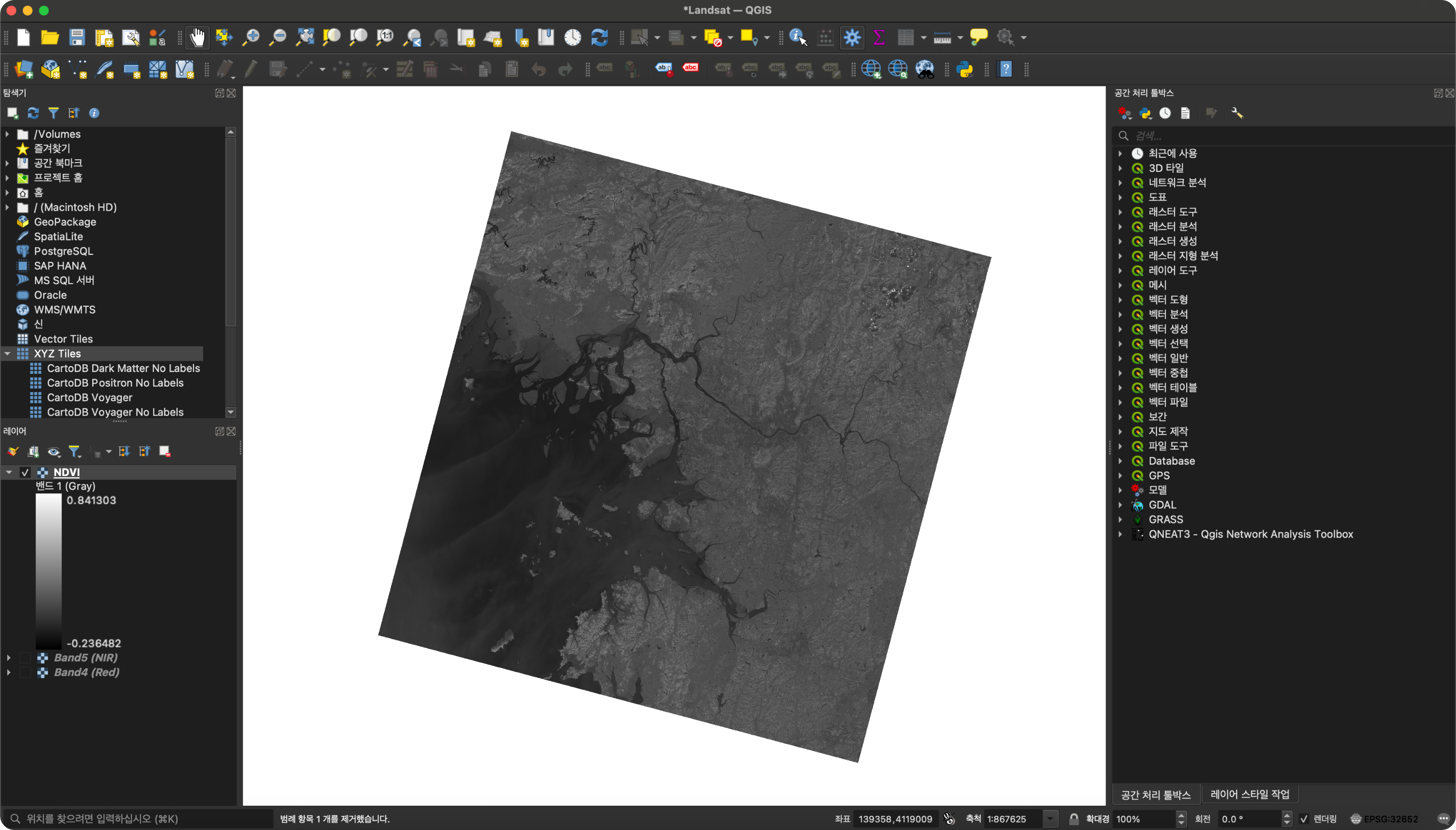 NDVI 계산 완료 — 흑백 래스터로 표시된 초기 결과 (값 범위 -0.24 ~ 0.84)