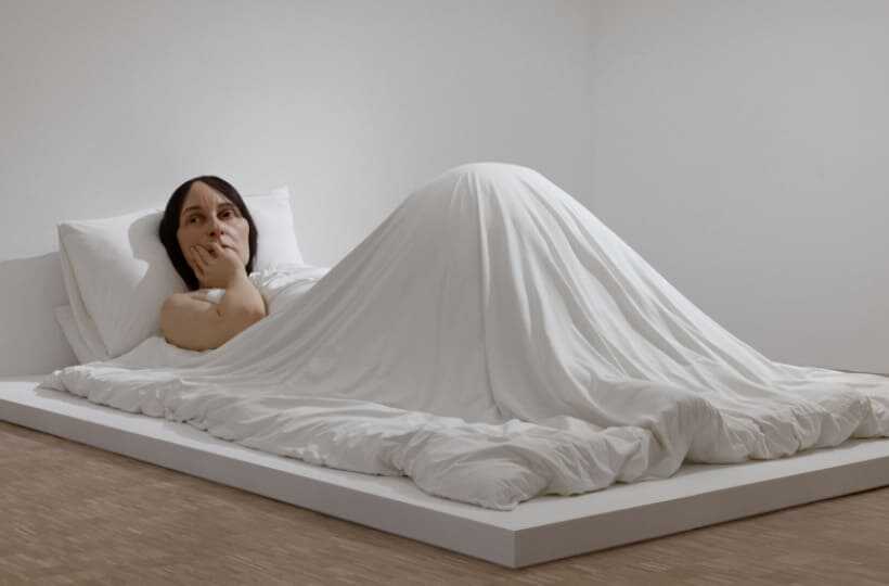 국립현대미술관 서울관(MMCA)에서 전시 중인 론 뮤익의 작품 &quot;침대에서&quot;