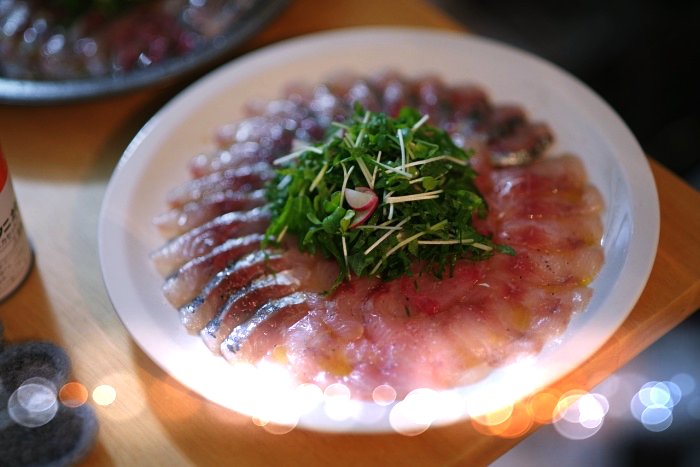 야채와함께-접시에-담겨있는-생선회